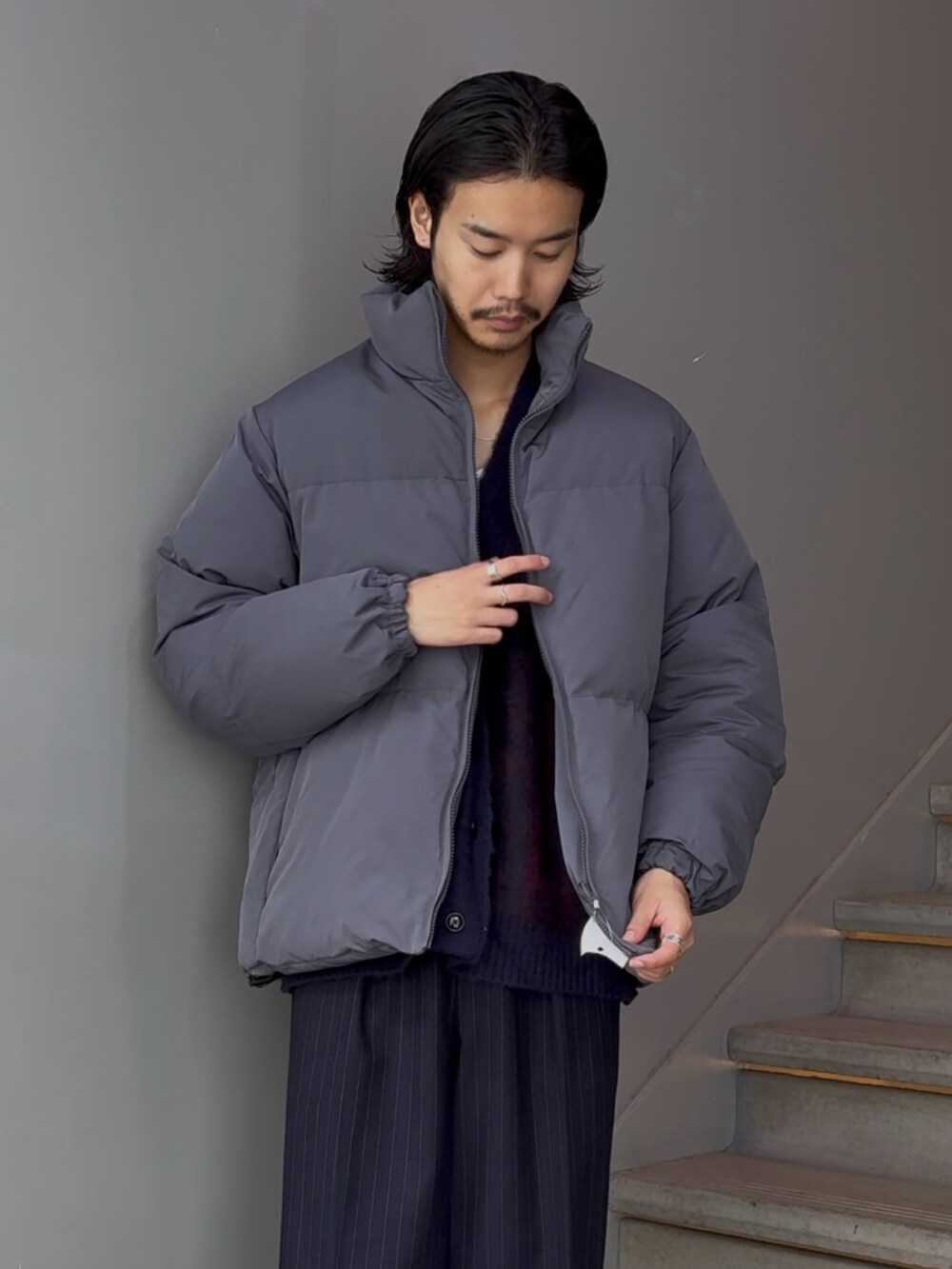 ブラック系のダウンジャケット/コート、ブルー系のその他パンツを着用したメンズの秋コーディネートの2枚目の写真