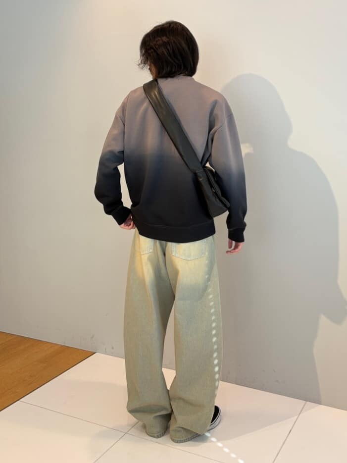 ブルー系のデニムパンツ、グレー系のTシャツ/カットソーを着用したメンズの冬コーディネートの3枚目の写真