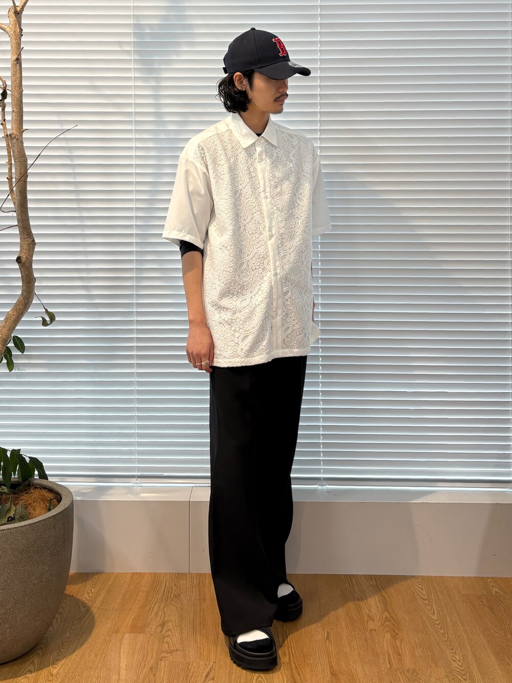 ホワイト系のシャツ/ブラウス、ブラック系のその他パンツ、ブラック系のサンダルを着用したメンズの春コーディネートの2枚目の写真