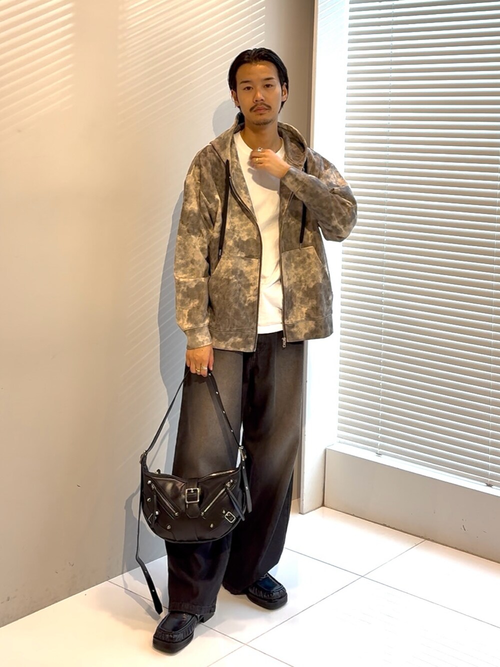 ブラウン系のパーカー、ブラック系のデニムパンツ、ブラック系のショルダーバッグを着用したメンズの夏コーディネートの3枚目の写真