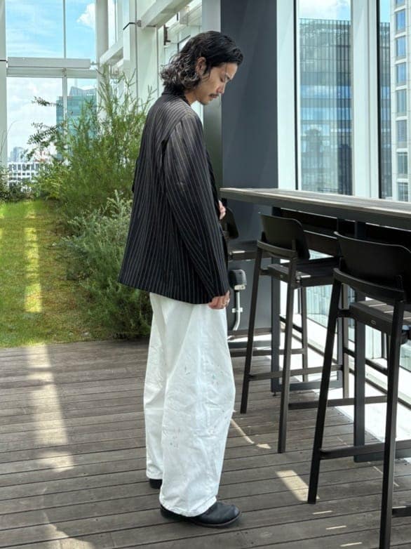 ホワイト系のその他パンツ、ブラック系のテーラードジャケットを着用したメンズの夏コーディネートの2枚目の写真