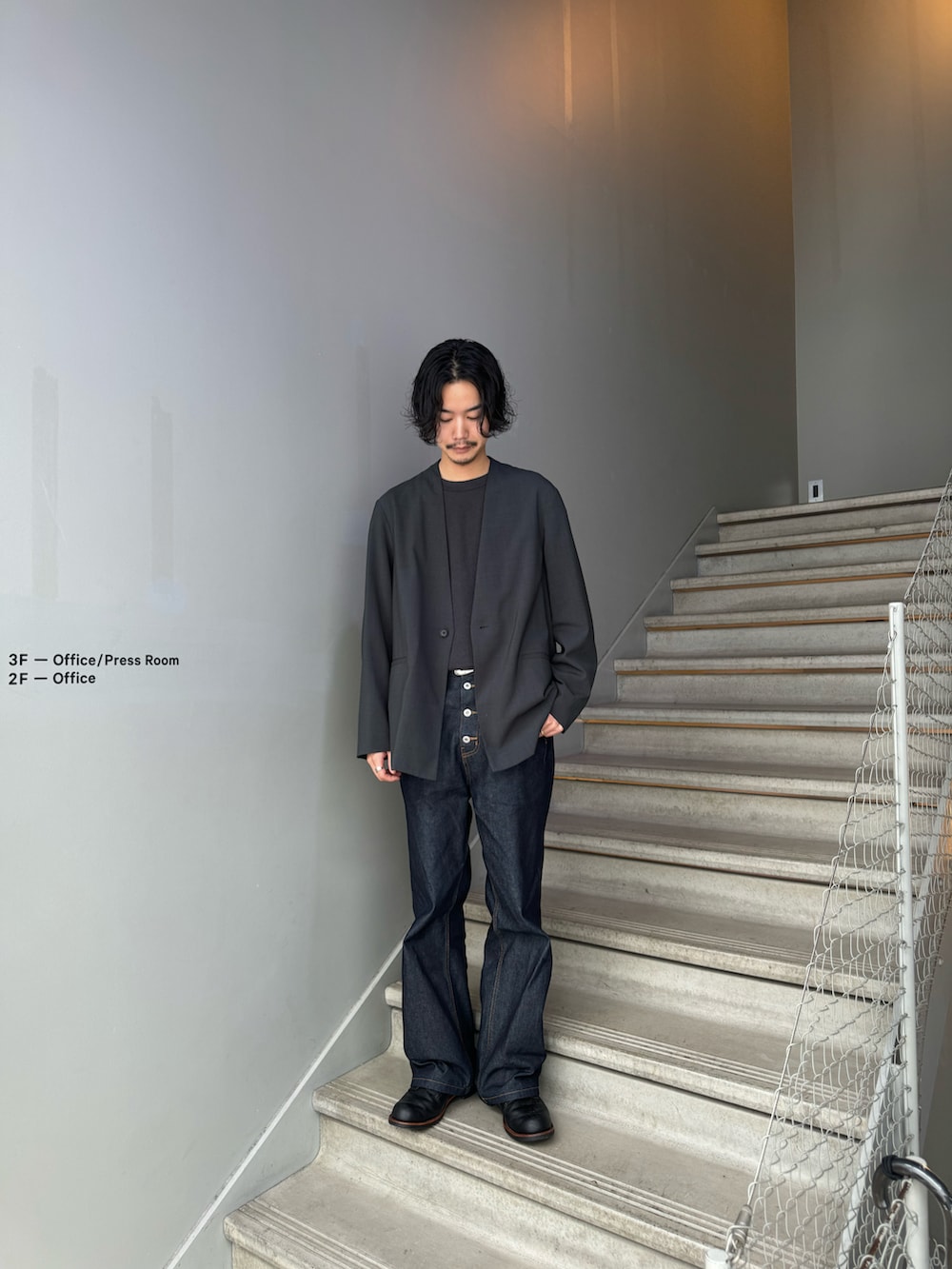 「tk.TAKEO KIKUCHI、サマースタイル、きれいめカジュアル、デニムパンツ、シンプルコーデ、ビジカジ、レットウィング、夏コーデ」｜「tk.TAKEO KIKUCHIのポリトロセットアップ（セットアップ、グレー系）」を使った、kitauraさん（メンズ・172cm）の春コーディネートの2枚目の写真