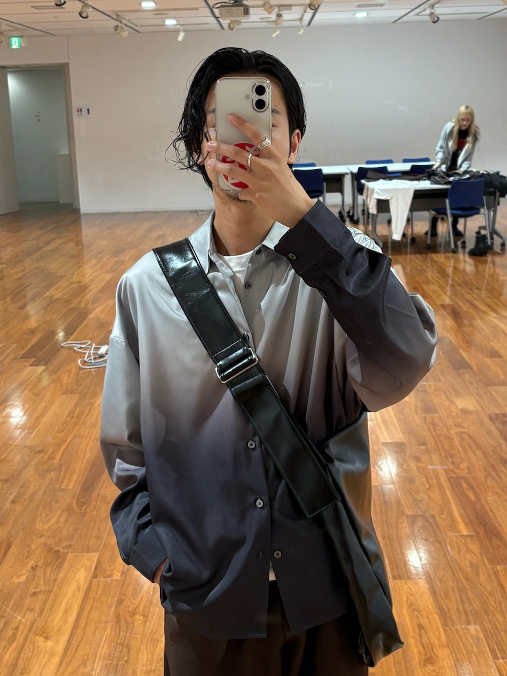 グレー系のシャツ/ブラウス、ブラック系のショルダーバッグ、ブラック系のドレスシューズを着用したメンズの秋コーディネートの3枚目の写真