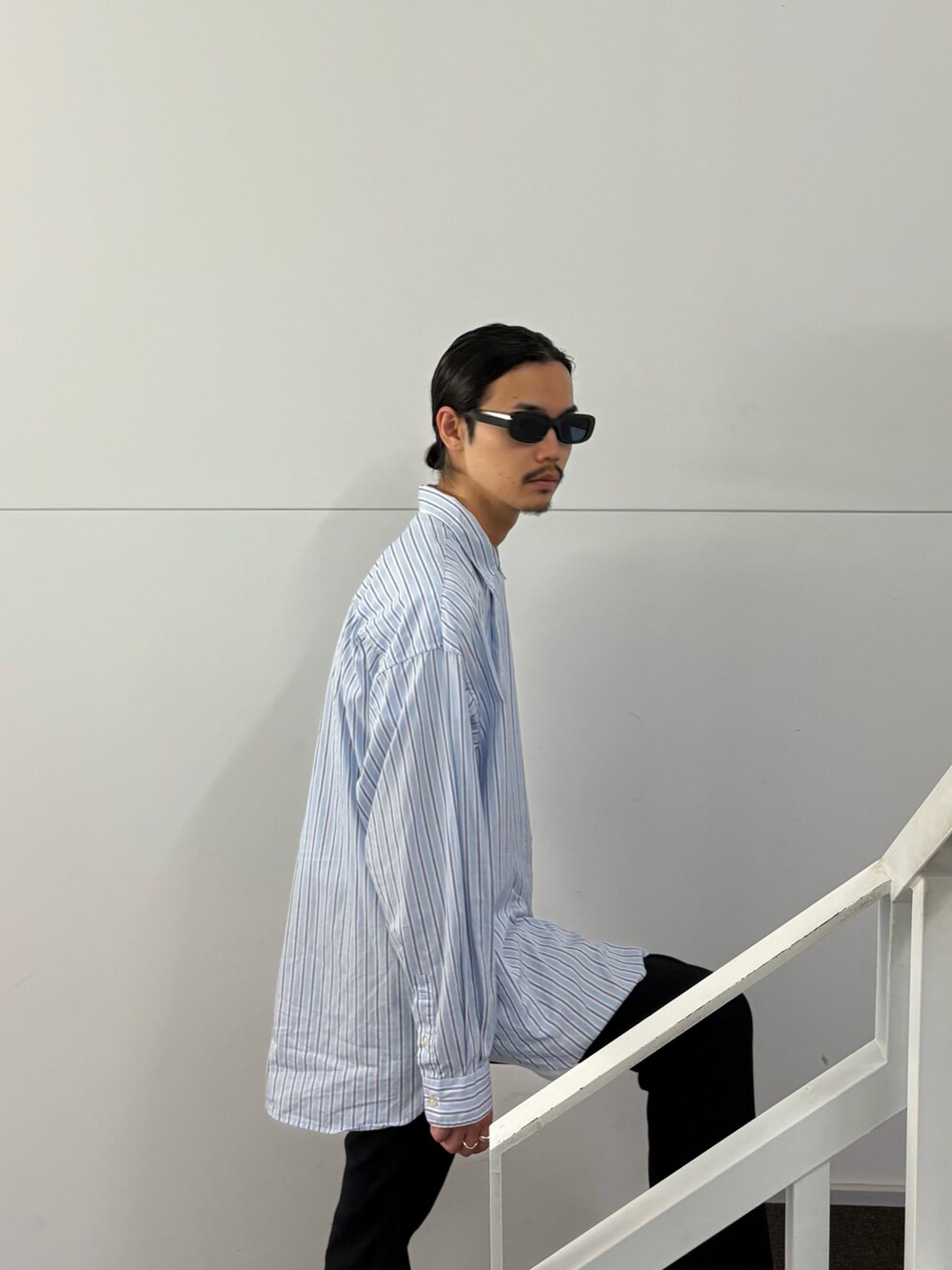 ブラック系のサングラスを着用したメンズの夏コーディネートの2枚目の写真