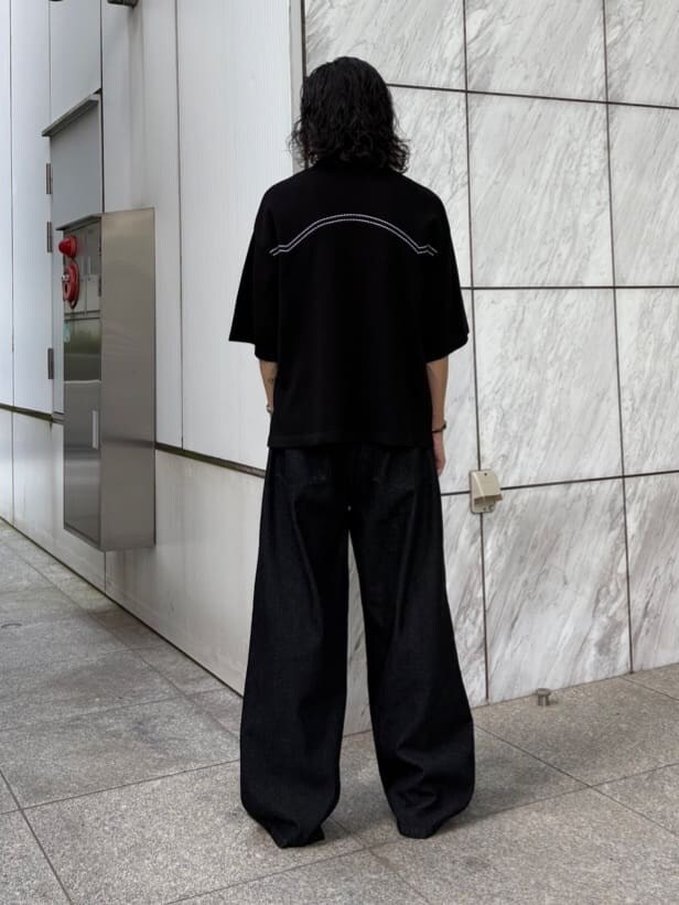 ブラック系のカーディガン/ボレロを着用したメンズの夏コーディネートの4枚目の写真