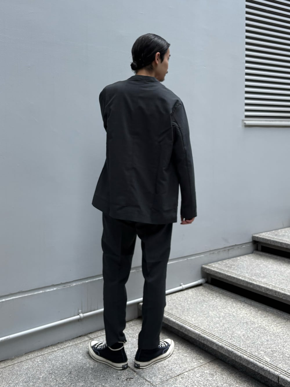 グレー系のセットアップを着用したメンズの夏コーディネートの3枚目の写真