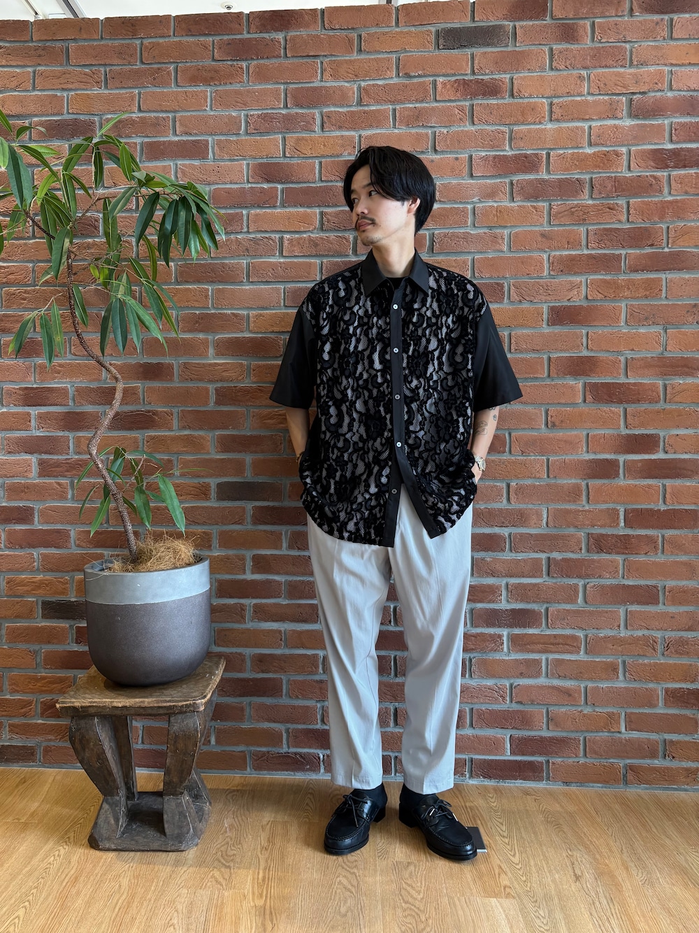 ブラック系のシャツ/ブラウス、グレー系のその他パンツ、ブラック系のサンダルを着用したメンズの夏コーディネートの2枚目の写真