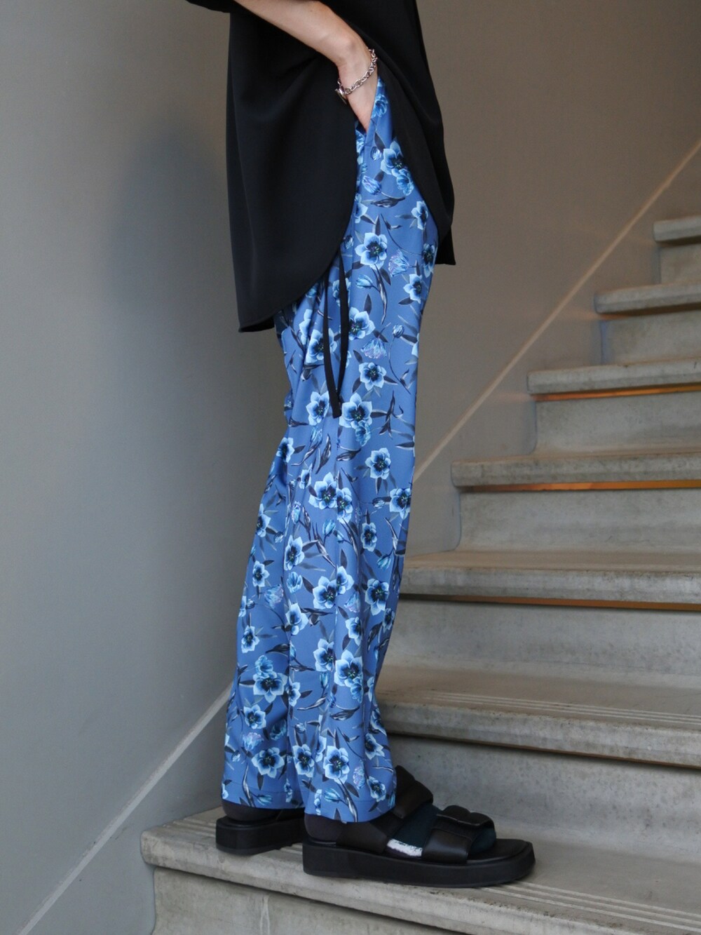 ブラック系のシャツ/ブラウス、ブルー系のその他パンツ、ブラック系のサンダルを着用したメンズの春コーディネートの3枚目の写真