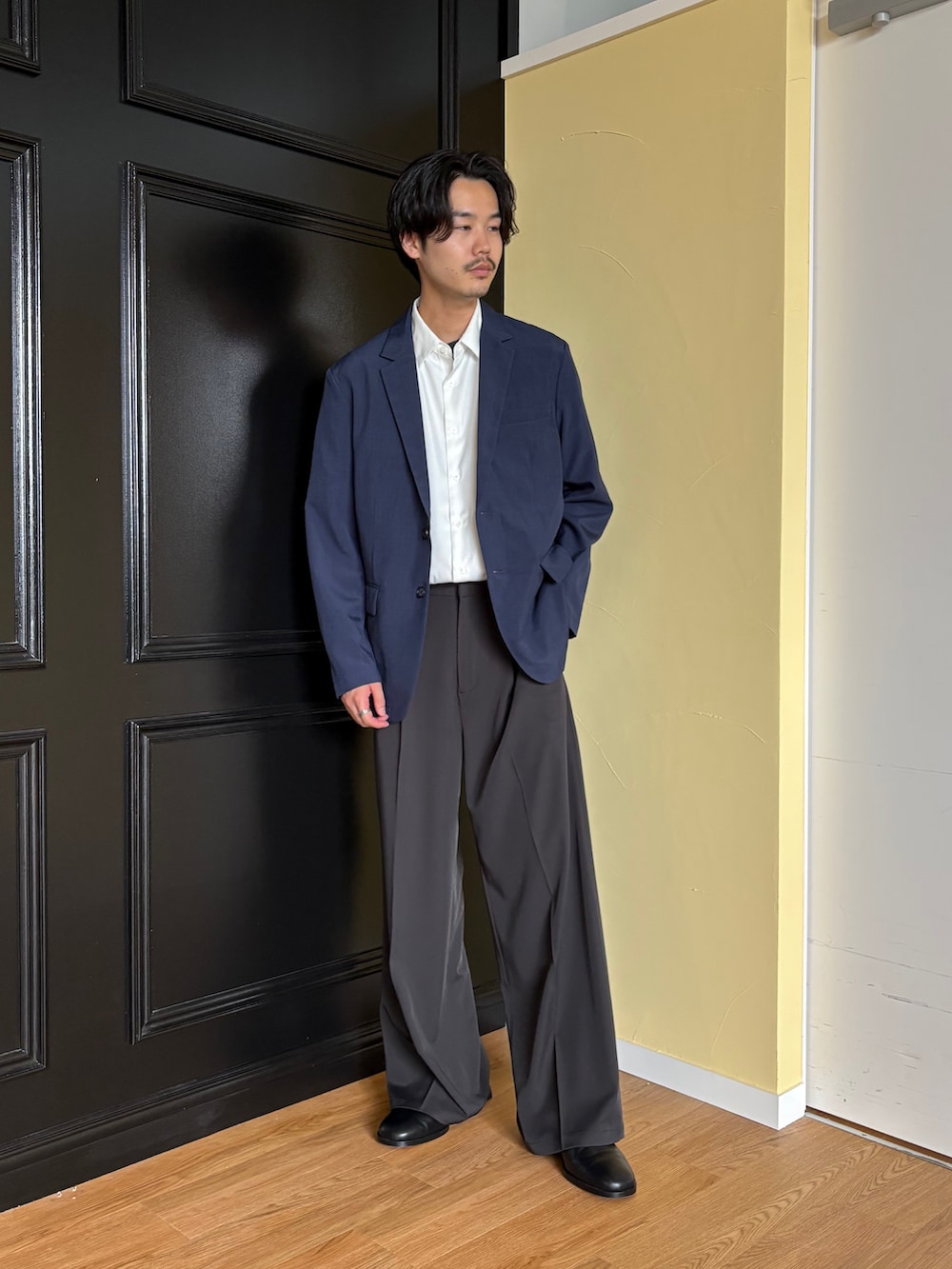 ブルー系のセットアップ、ブラック系のその他パンツを着用したメンズの夏コーディネートの2枚目の写真