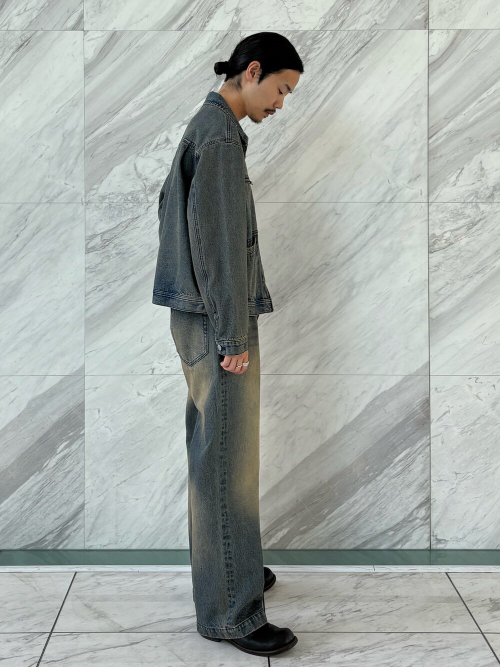 ブルー系のデニムパンツ、ブルー系のデニムジャケットを着用したメンズの夏コーディネートの2枚目の写真