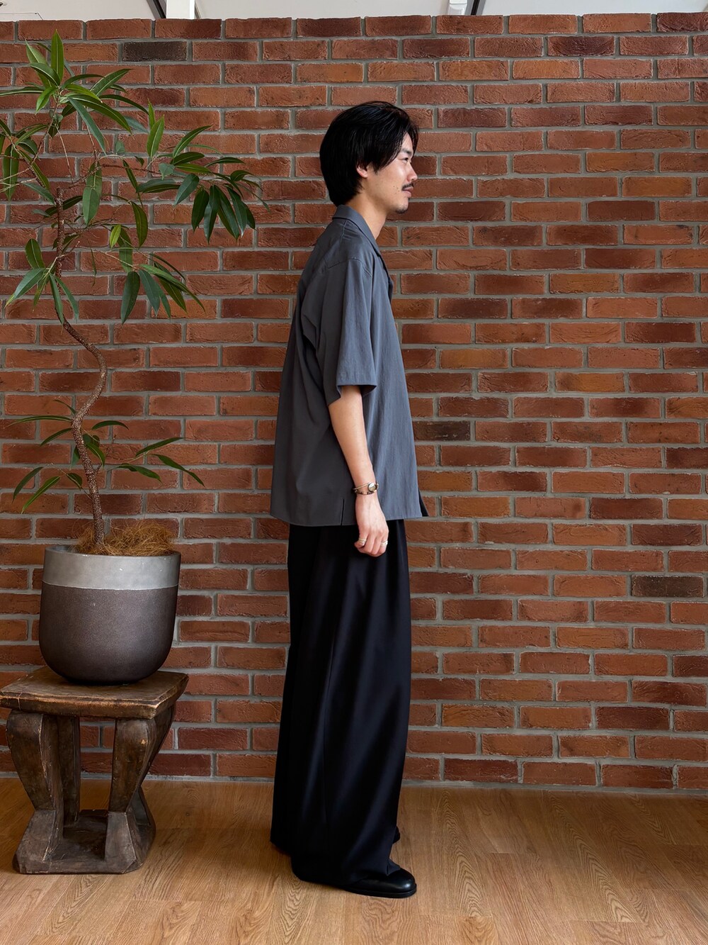 グレー系のシャツ/ブラウス、ブラック系のその他パンツを着用したメンズの春コーディネートの2枚目の写真
