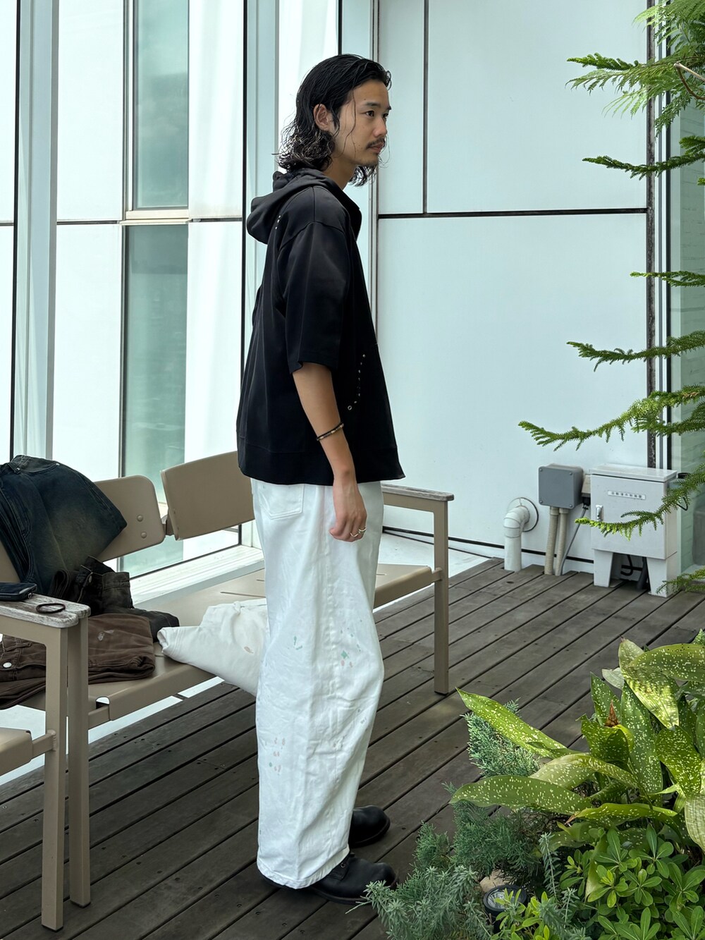 ブラック系のパーカー、ホワイト系のその他パンツを着用したメンズの夏コーディネートの3枚目の写真