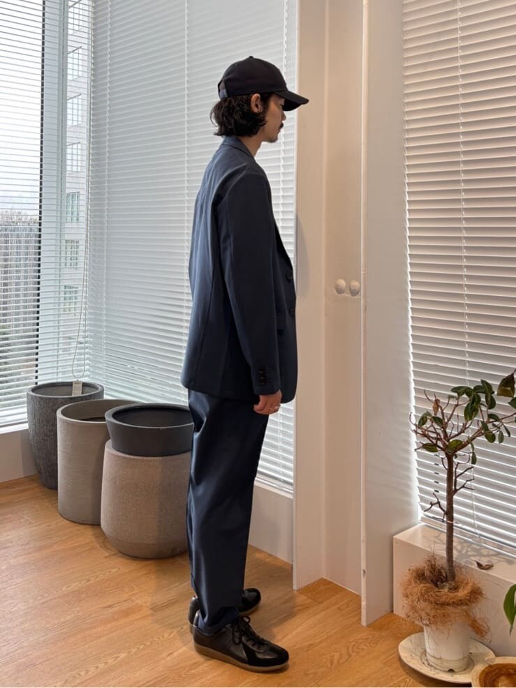 ブルー系のセットアップを着用したメンズの春コーディネートの2枚目の写真