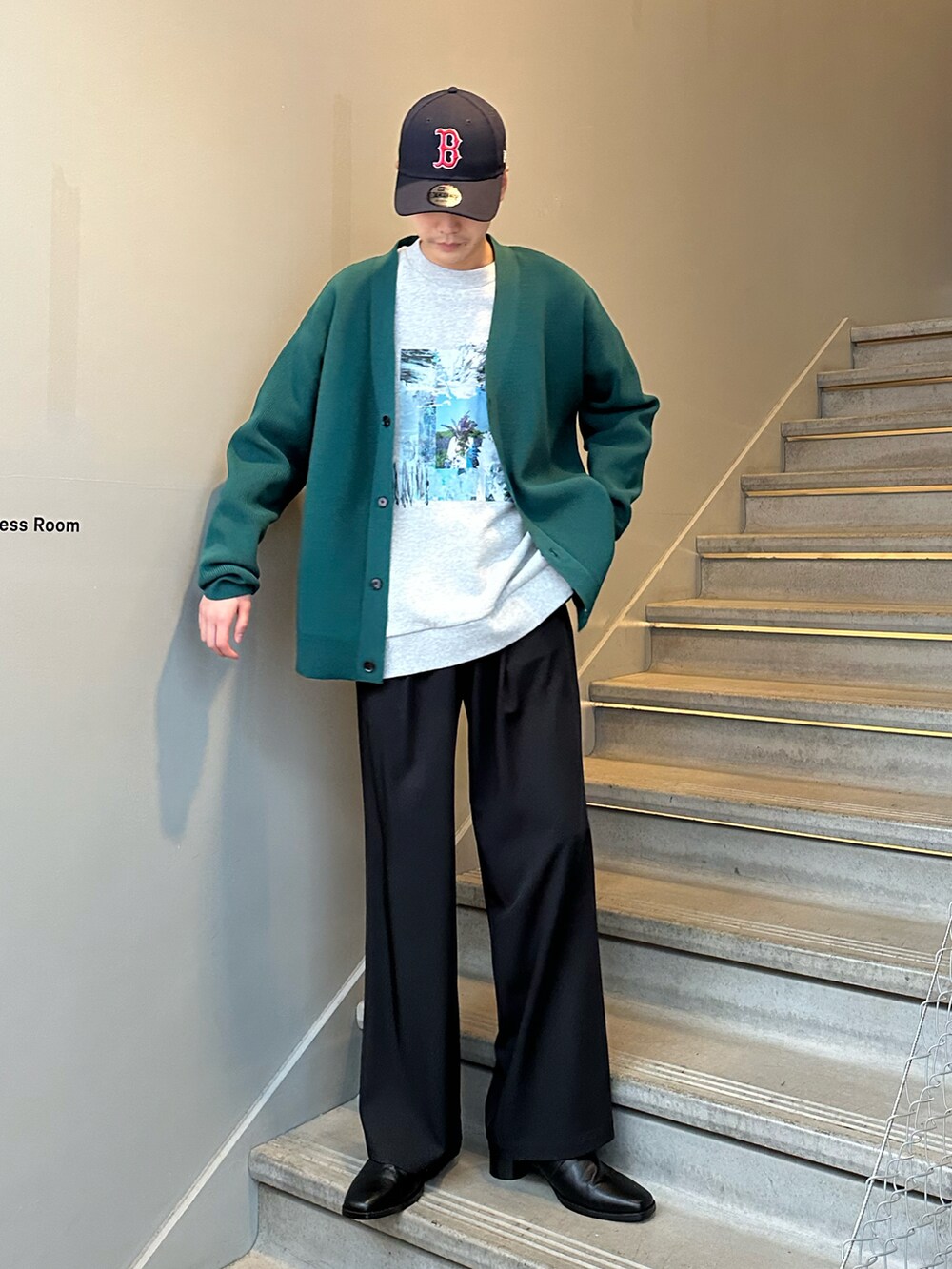 グリーン系のカーディガン/ボレロ、グレー系のスウェット、ブラック系のその他パンツを着用したメンズの冬コーディネートの2枚目の写真