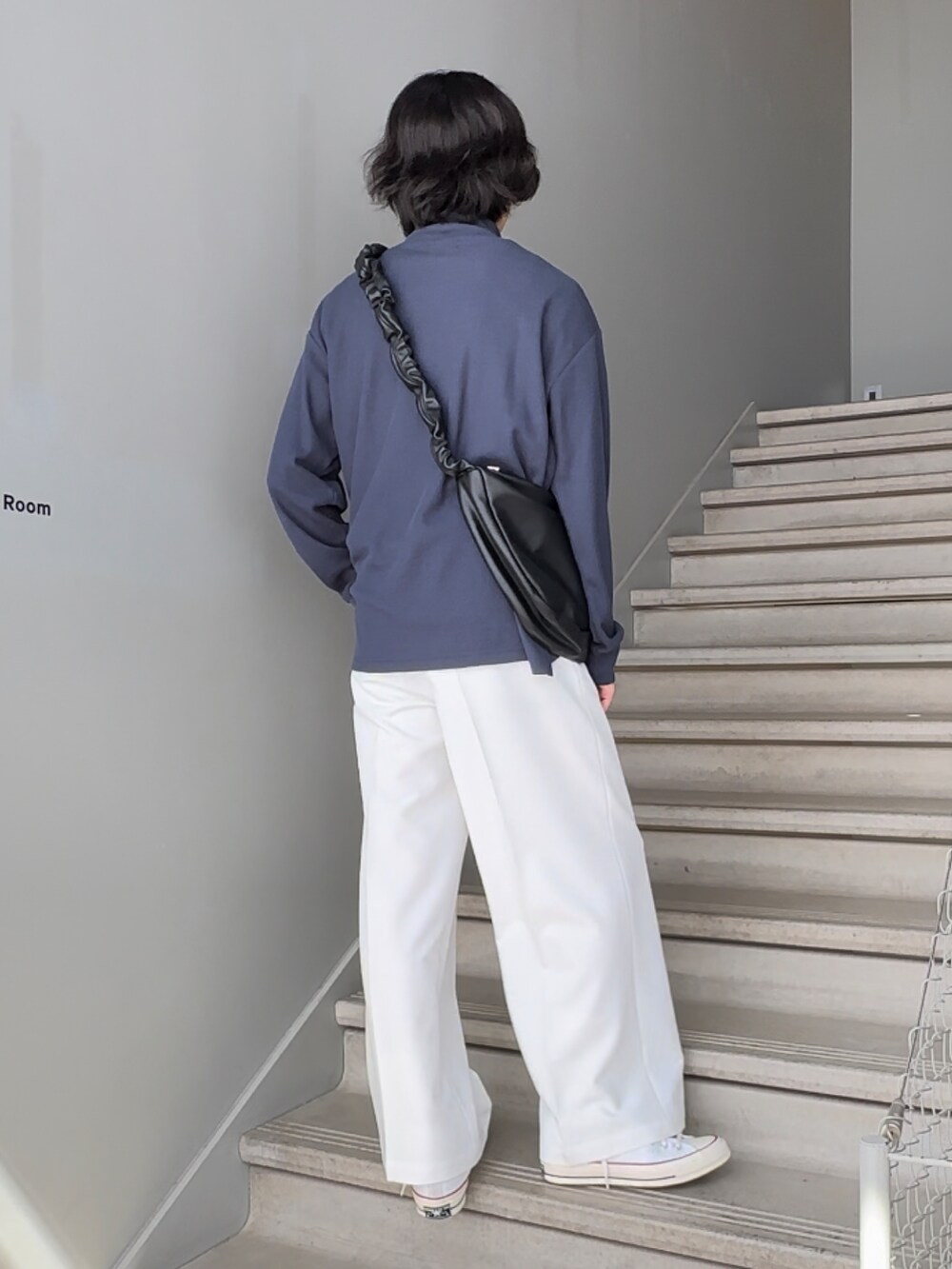 ブルー系のTシャツ/カットソー、ホワイト系のスラックス、ブラック系のショルダーバッグを着用したメンズの夏コーディネートの3枚目の写真