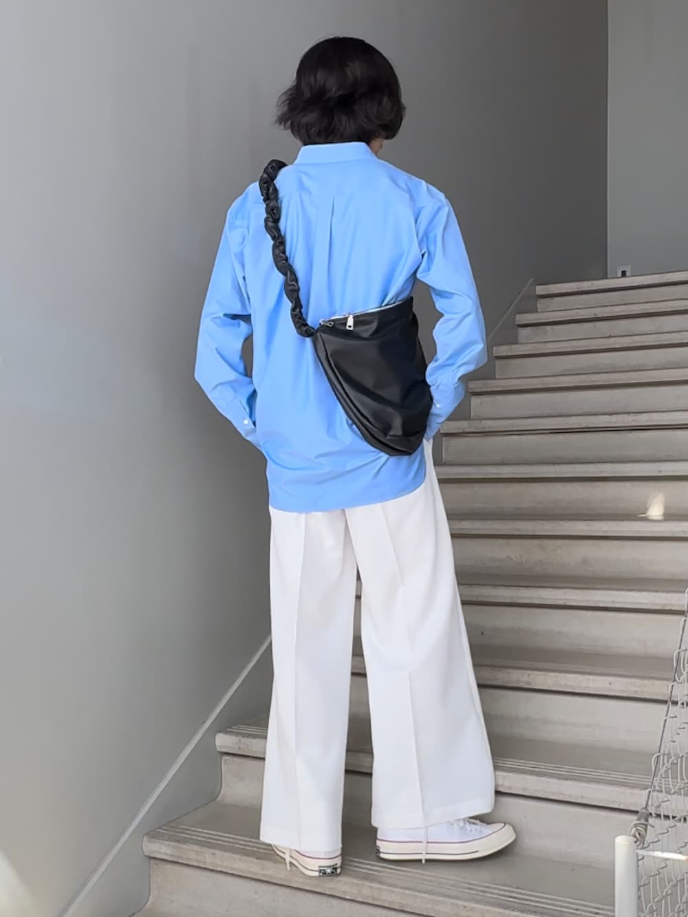 ブラック系のショルダーバッグ、ブルー系のシャツ/ブラウス、ホワイト系のスラックスを着用したメンズの夏コーディネートの2枚目の写真