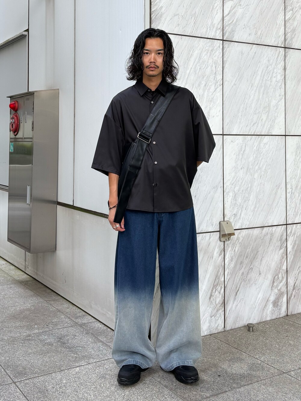 ブラック系のショルダーバッグ、ブラック系のシャツ/ブラウス、ブルー系のデニムパンツを着用したメンズの夏コーディネートの2枚目の写真