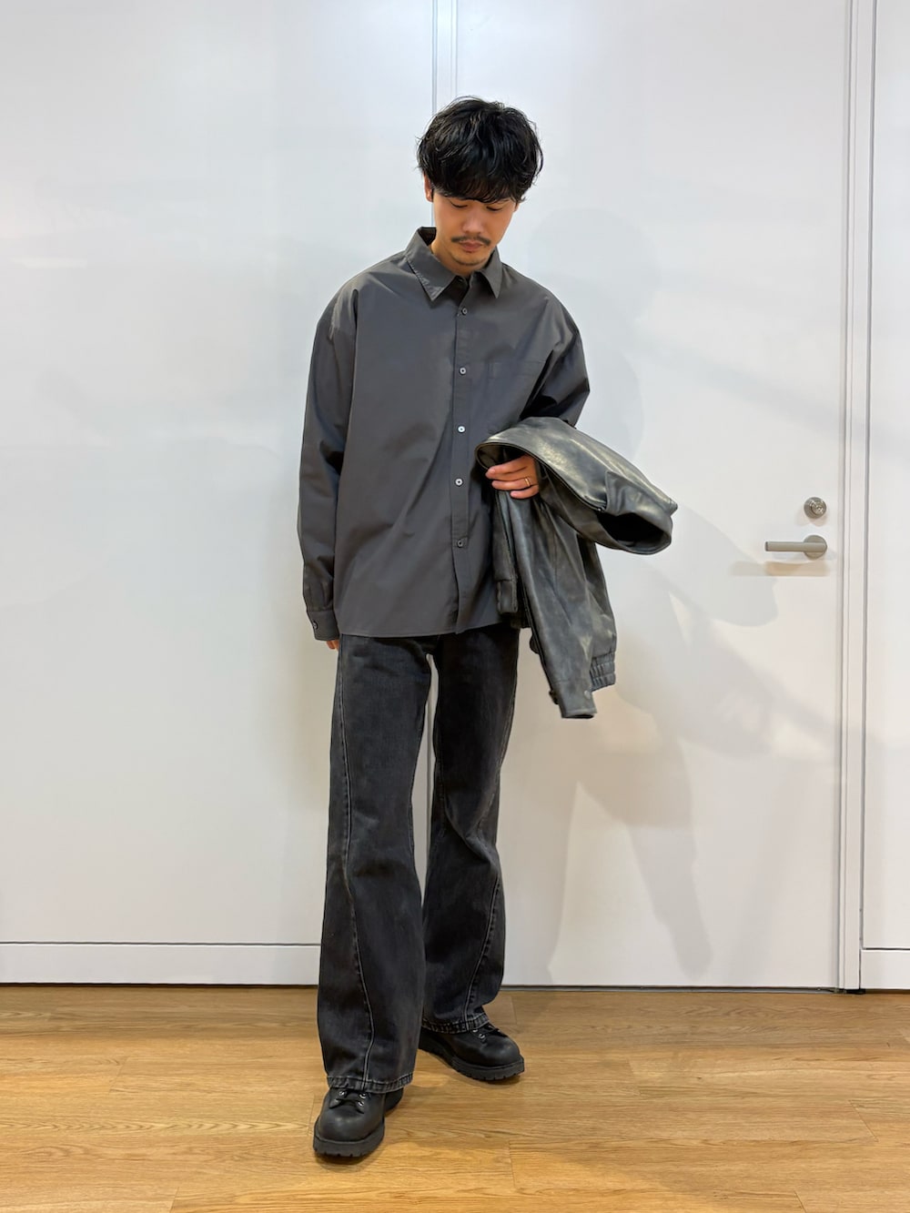 グレー系のシャツ/ブラウス、ブラック系のブルゾンを着用したメンズの春コーディネートの2枚目の写真