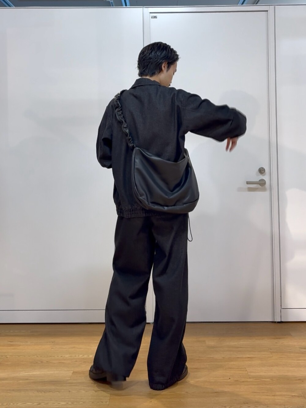 ブラック系のセットアップを着用したメンズの秋コーディネートの3枚目の写真