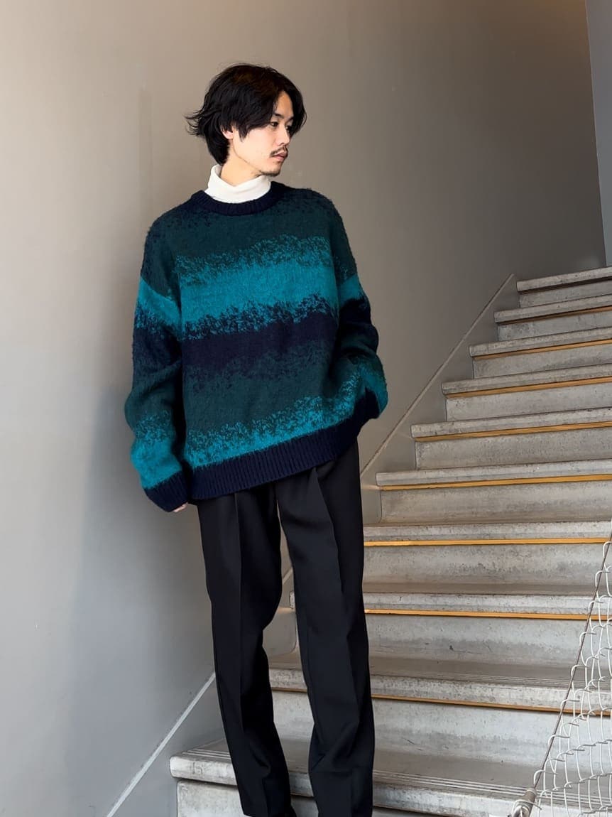 ホワイト系のTシャツ/カットソー、ブラック系のセットアップを着用したメンズの冬コーディネートの2枚目の写真