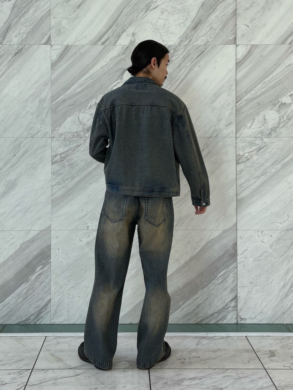 ブルー系のデニムパンツ、ブルー系のデニムジャケットを着用したメンズの夏コーディネートの3枚目の写真