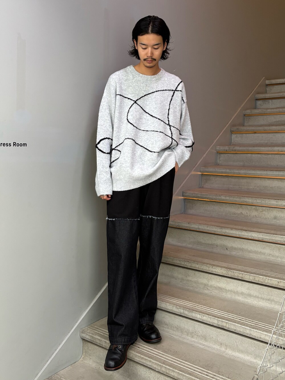 グレー系のニット/セーターを着用したメンズの秋コーディネートの2枚目の写真