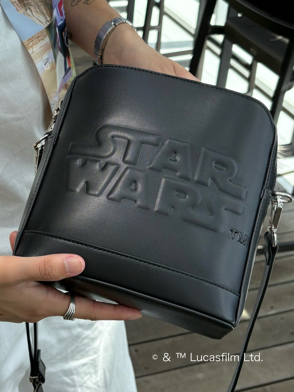 ブラック系のショルダーバッグを着用したメンズの夏コーディネートの2枚目の写真