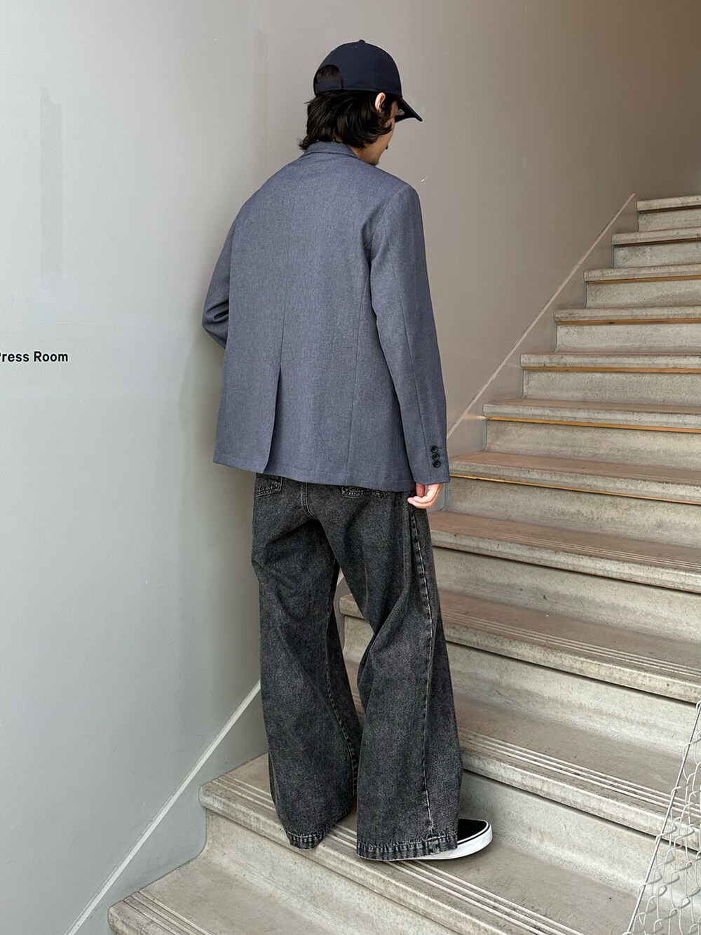 グレー系のセットアップ、ブラック系のデニムパンツを着用したメンズの夏コーディネートの2枚目の写真