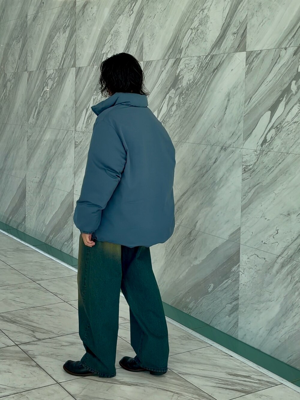 ブルー系のダウンジャケット/コート、ブラック系のデニムパンツを着用したメンズの冬コーディネートの2枚目の写真