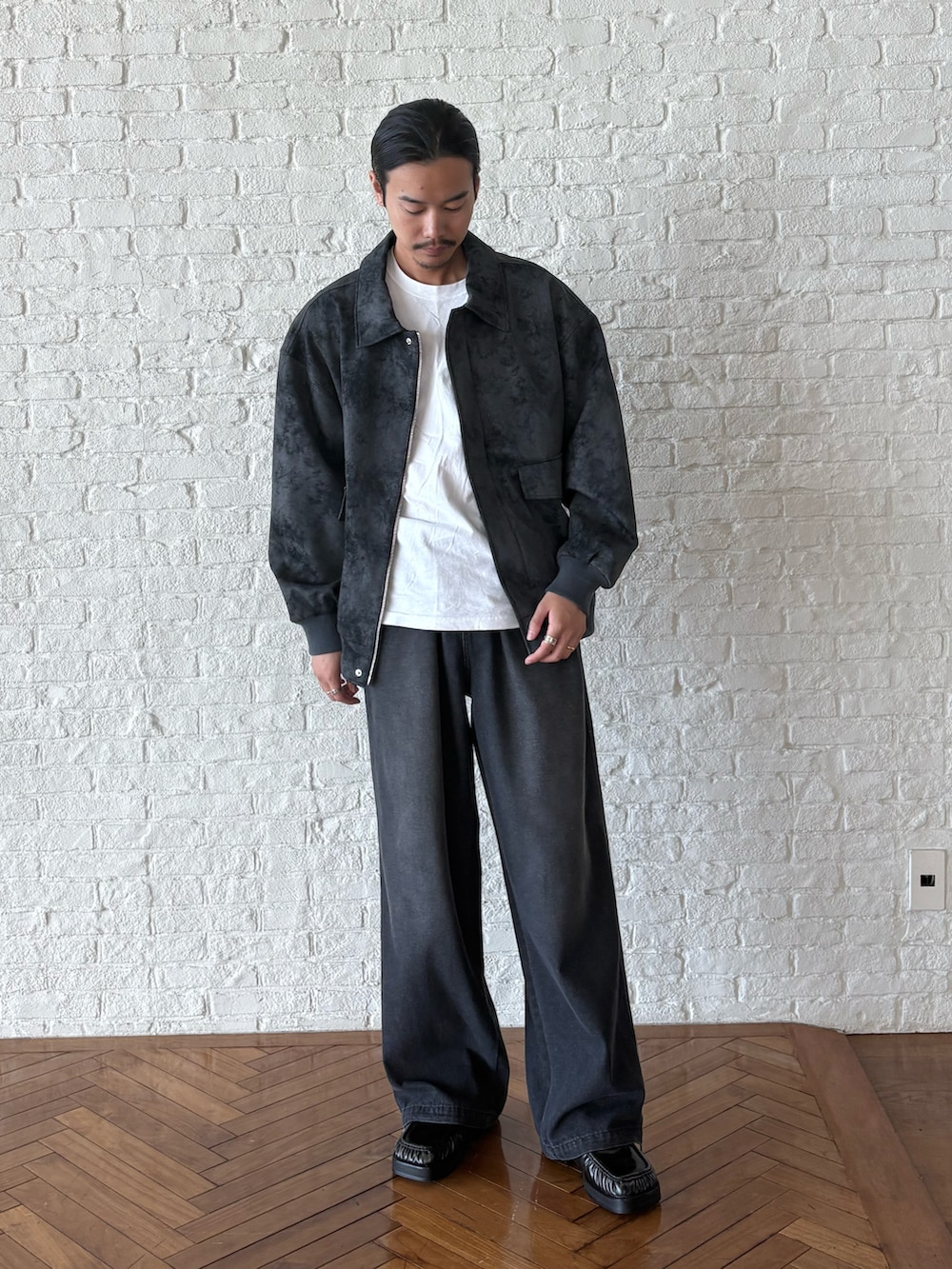 ブラック系のブルゾン、ブラック系のセットアップ、ブラック系のドレスシューズを着用したメンズの夏コーディネートの2枚目の写真