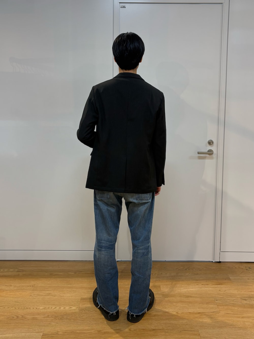 ブラック系のセットアップを着用したメンズの春コーディネートの3枚目の写真