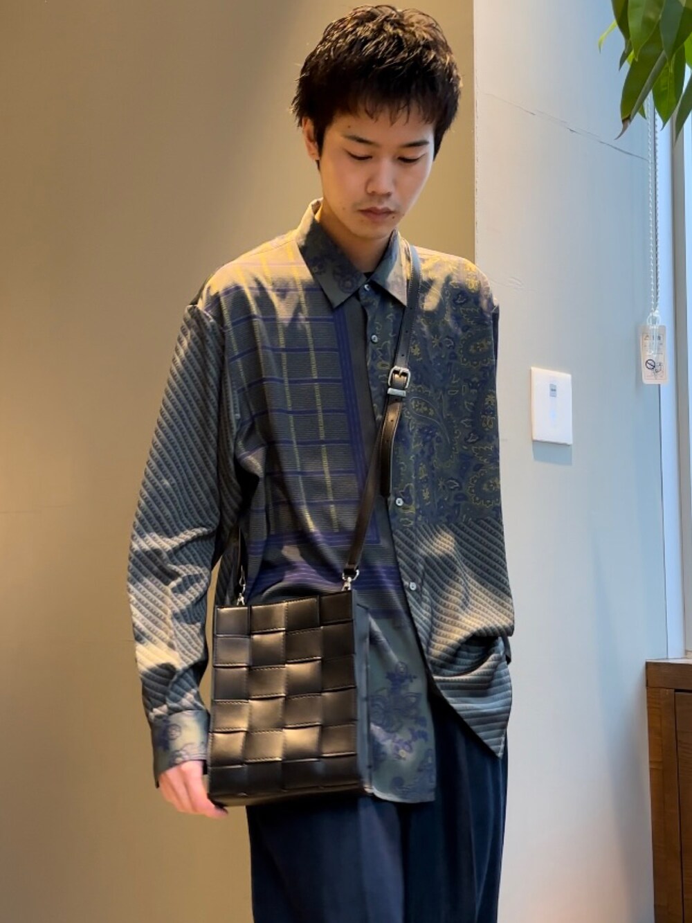 ブラック系のショルダーバッグ、ブラック系のサンダル、グリーン系のシャツ/ブラウスを着用したメンズの冬コーディネートの2枚目の写真