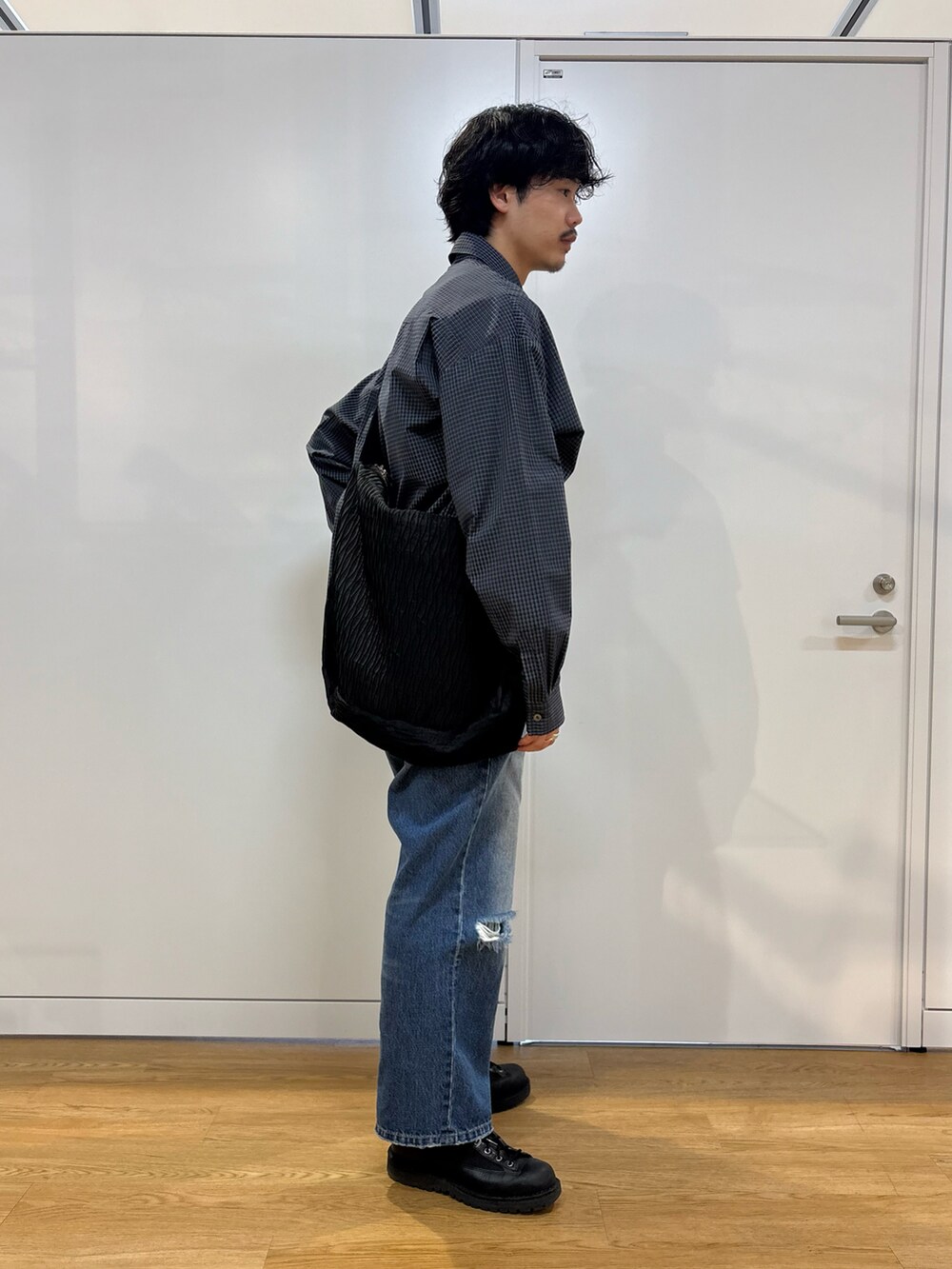 グレー系のシャツ/ブラウス、ブラック系のショルダーバッグを着用したメンズの春コーディネートの2枚目の写真