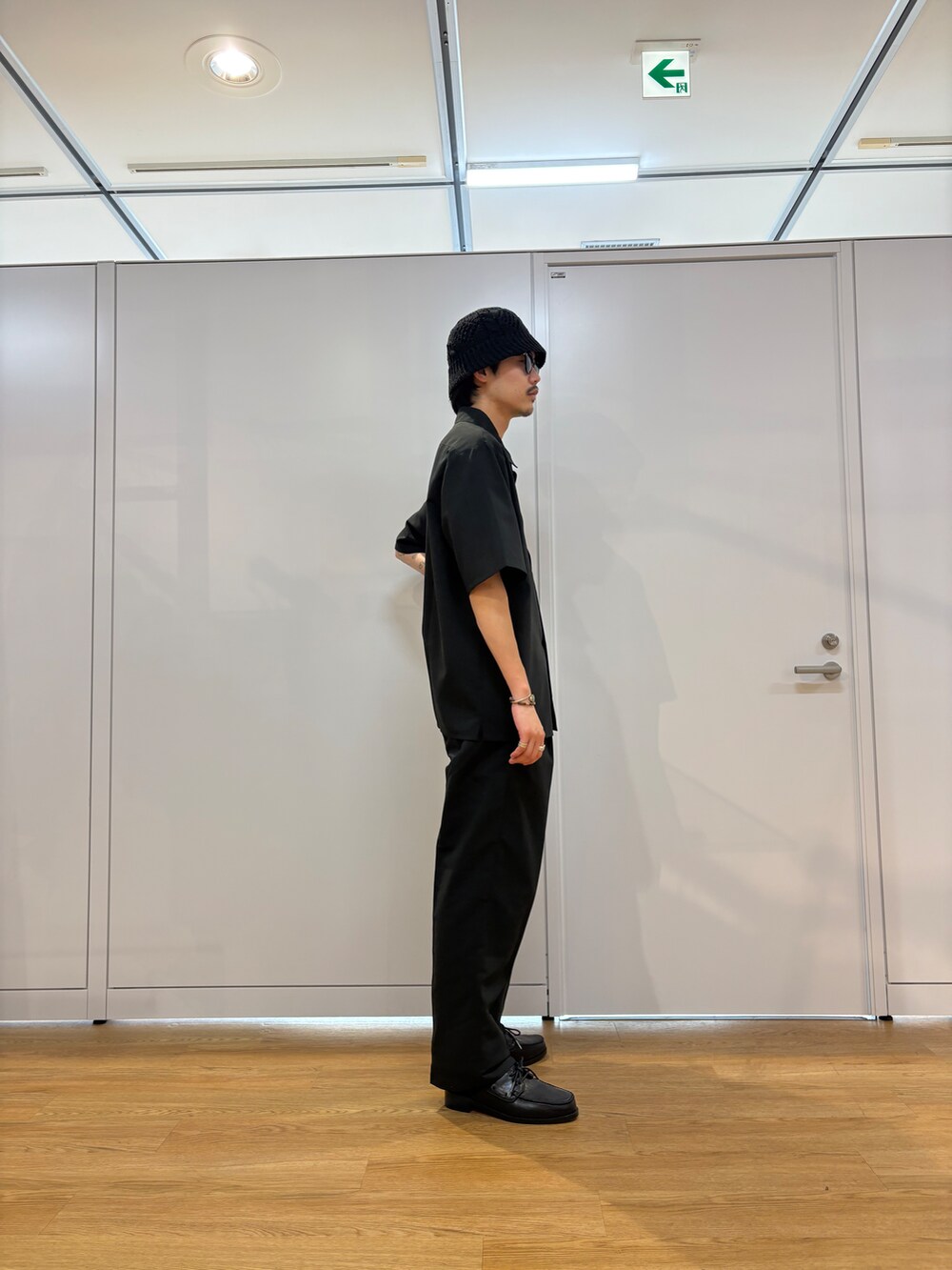 ブラック系のシャツ/ブラウス、ブラック系のその他パンツ、ブラック系のサンダルを着用したメンズの春コーディネートの2枚目の写真