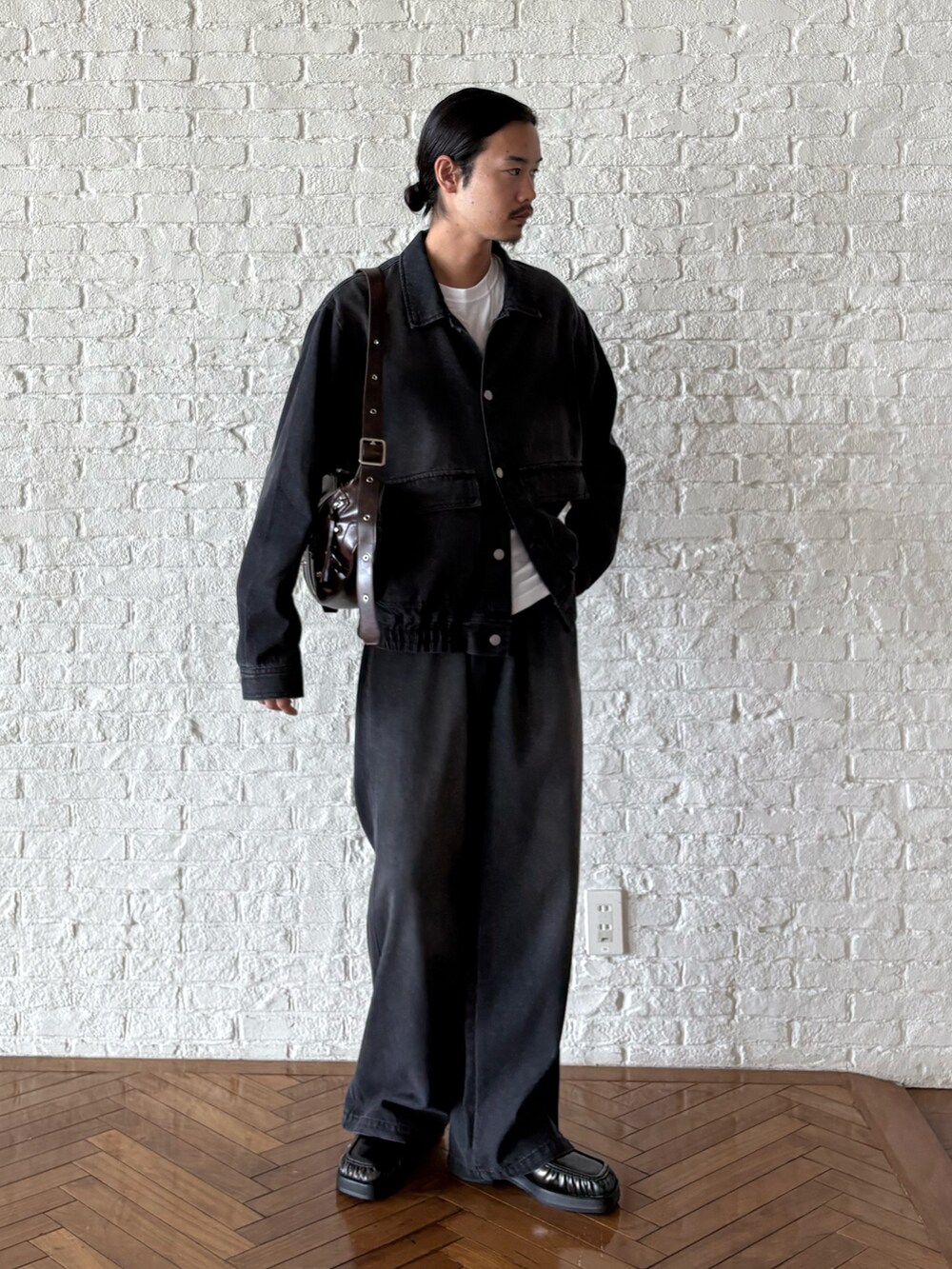 グレー系のセットアップ、ブラウン系のショルダーバッグを着用したメンズの夏コーディネートの2枚目の写真