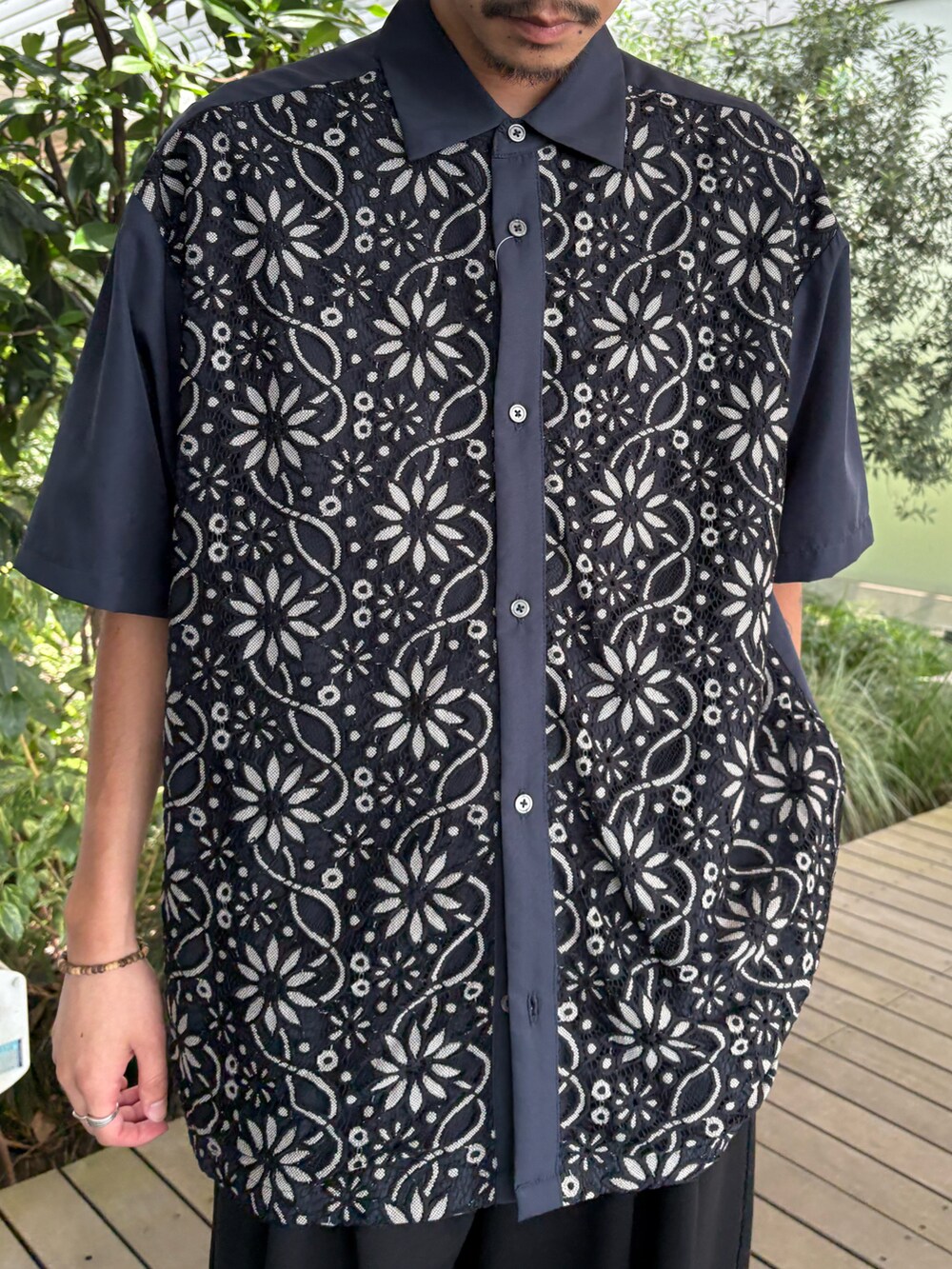 ブルー系のシャツ/ブラウス、ブラック系のドレスシューズを着用したメンズの夏コーディネートの3枚目の写真