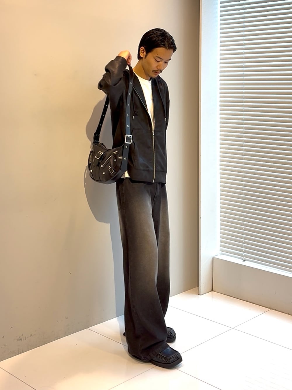 ブラック系のパーカー、ブラック系のデニムパンツ、ブラック系のショルダーバッグを着用したメンズの夏コーディネートの2枚目の写真