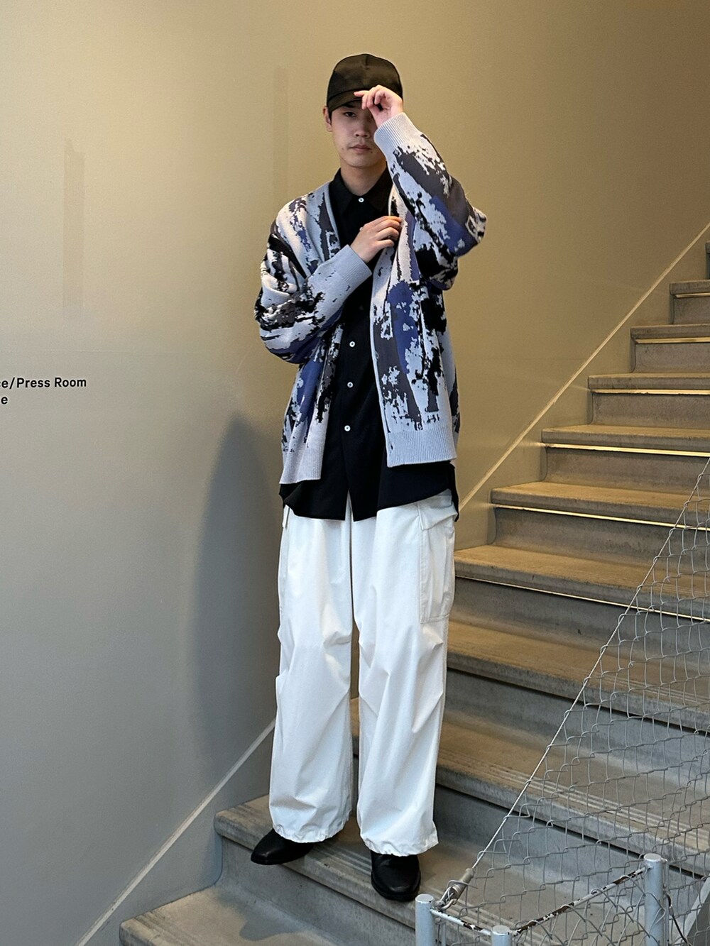 グレー系のカーディガン/ボレロ、ブラック系のブーツ、ブラック系のシャツ/ブラウスを着用したメンズの冬コーディネートの3枚目の写真