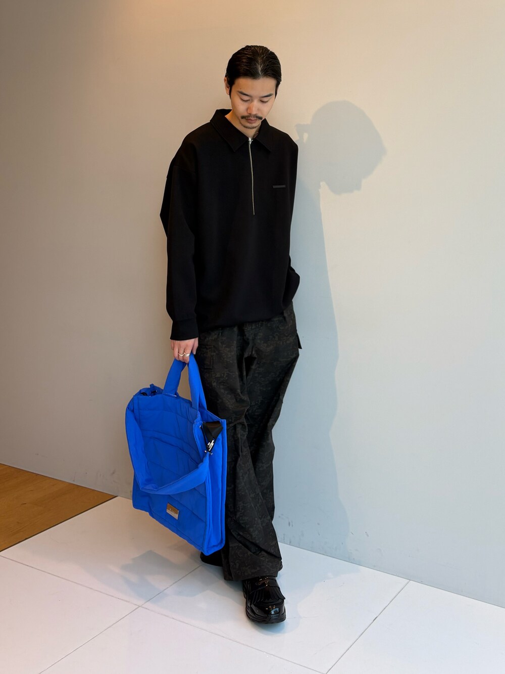 ホワイト系のTシャツ/カットソー、ブラック系のその他シューズを着用したメンズの冬コーディネートの2枚目の写真