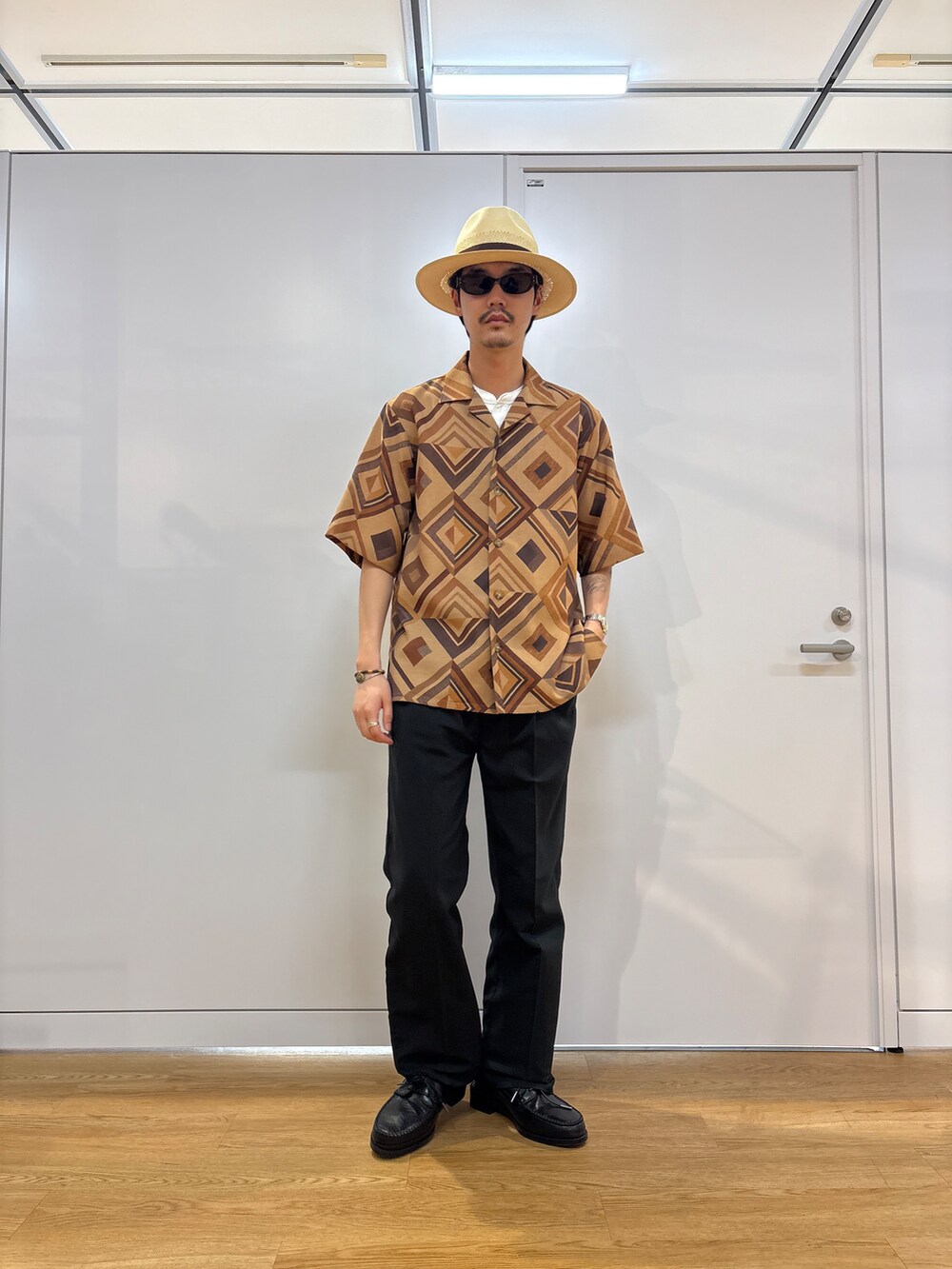 ブラウン系のシャツ/ブラウス、ブラック系のその他パンツ、ブラック系のサンダルを着用したメンズの春コーディネートの2枚目の写真