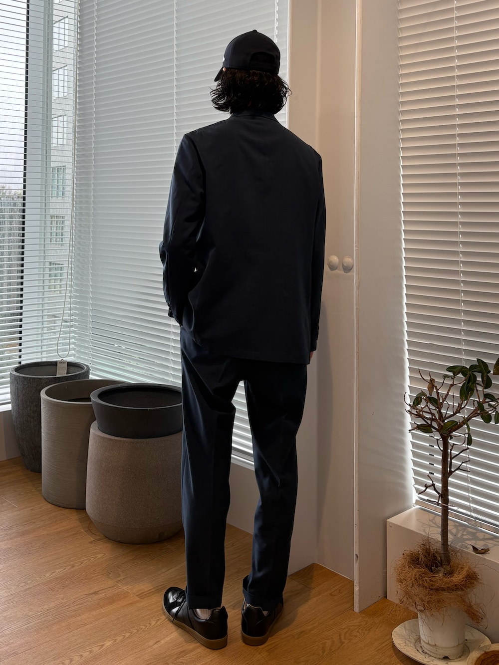 ブルー系のセットアップ、ブラック系のスニーカーを着用したメンズの春コーディネートの3枚目の写真