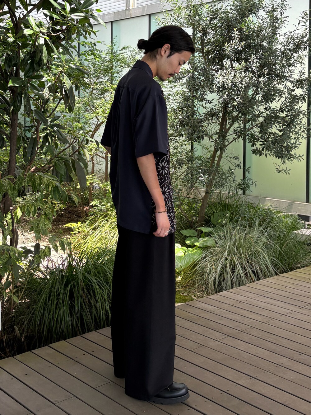 ブルー系のシャツ/ブラウス、ブラック系のドレスシューズを着用したメンズの夏コーディネートの2枚目の写真