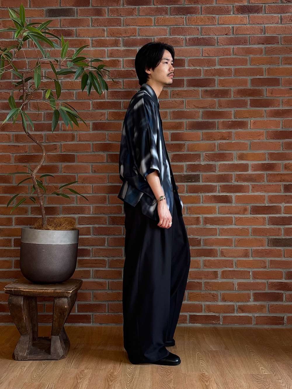 ブラック系のその他パンツ、ブラック系のワンピース、ブラック系のシャツ/ブラウスを着用したメンズの春コーディネートの2枚目の写真
