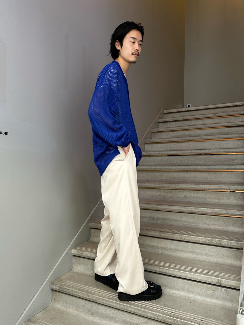 ホワイト系のスラックス、ブラック系のサンダル、ブルー系のシャツ/ブラウスを着用したメンズの夏コーディネートの2枚目の写真