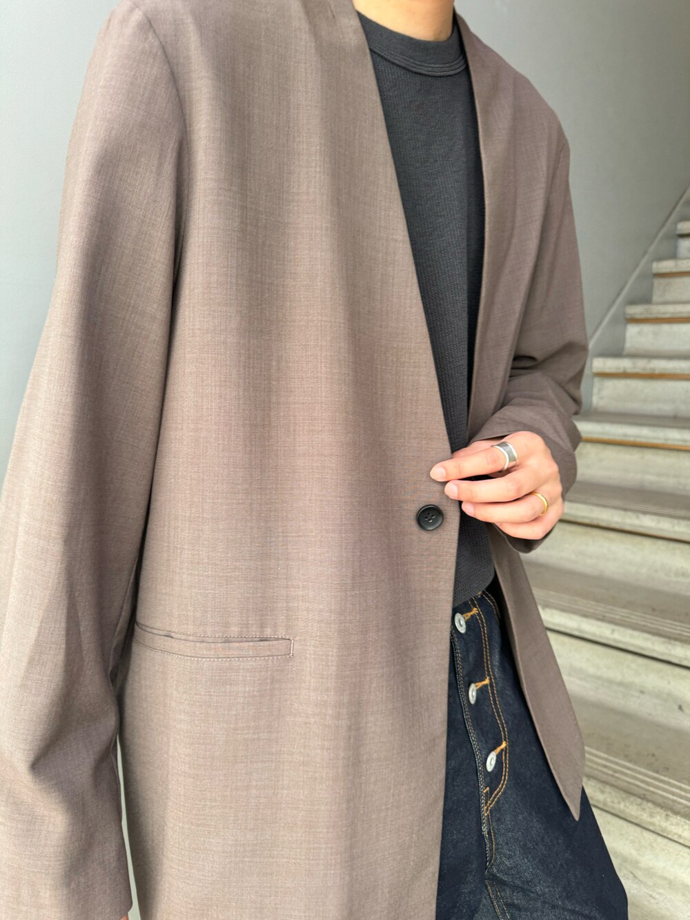 「tk.TAKEO KIKUCHI、いいね、save、フォローお願いします🤑、ノーカラージャケット、カーディガン、デニムパンツ、きれいめカジュアル、きれいめ、オトナカジュアル」｜「tk.TAKEO KIKUCHIのK’Project by あゆた Classic Star Wide Denim Pants（デニムパンツ、ブルー系）」を使った、kitauraさん（メンズ・172cm）の春コーディネートの3枚目の写真