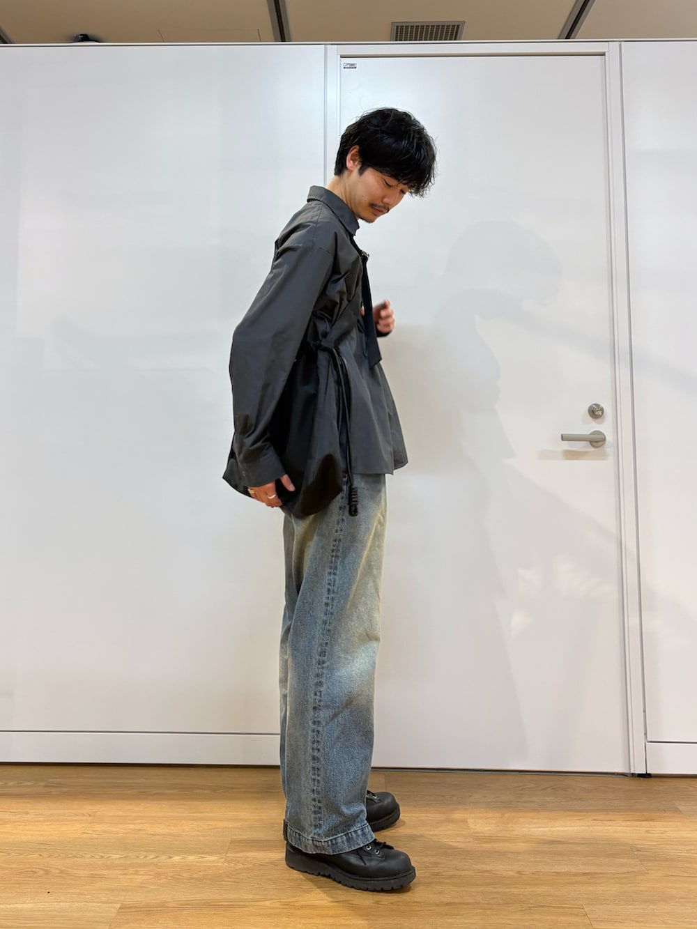 ブルー系のシャツ/ブラウス、ブラック系のショルダーバッグを着用したメンズの春コーディネートの2枚目の写真