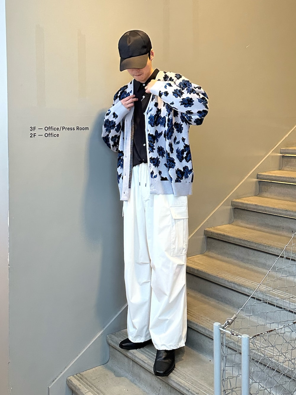 グレー系のカーディガン/ボレロ、ブラック系のブーツ、ブラック系のシャツ/ブラウスを着用したメンズの冬コーディネートの2枚目の写真