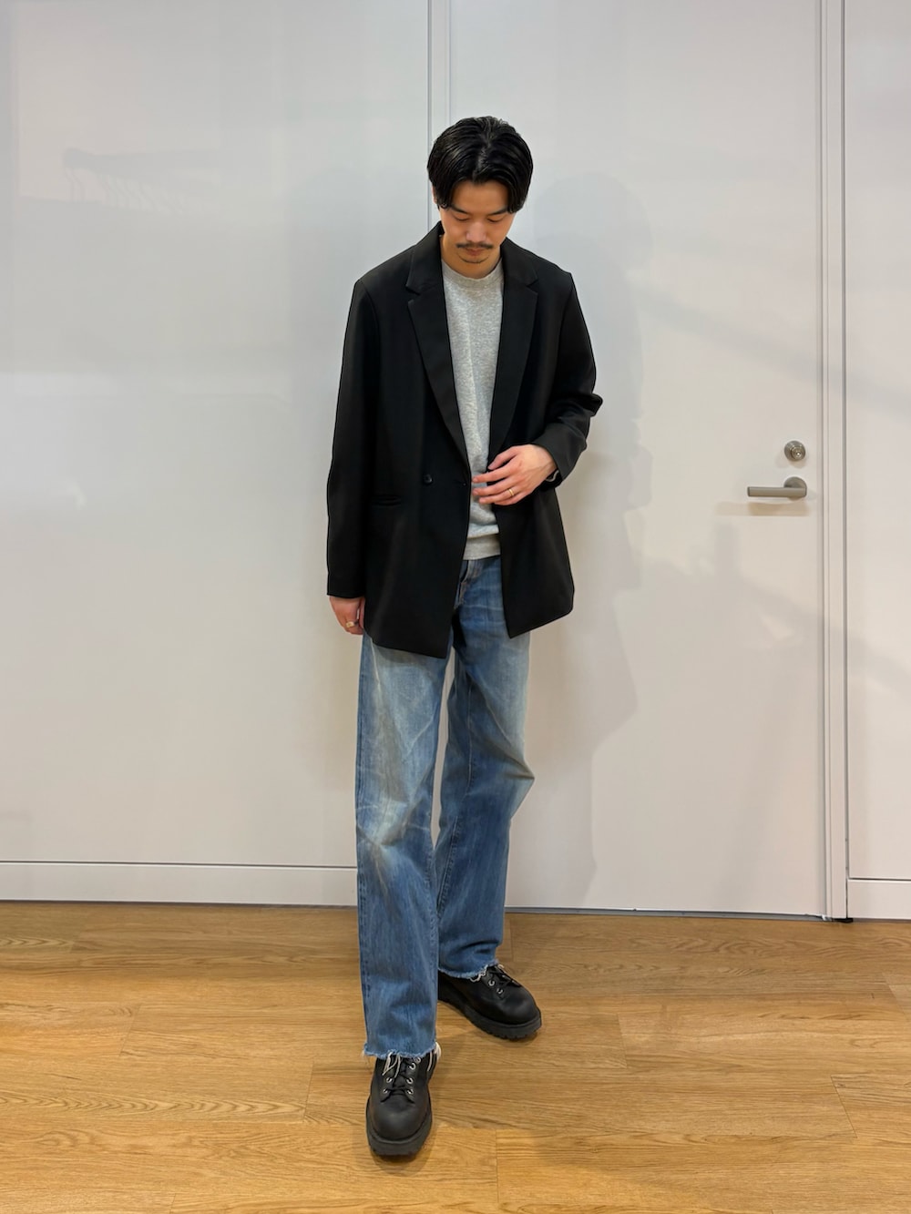 ブラック系のセットアップを着用したメンズの春コーディネートの4枚目の写真