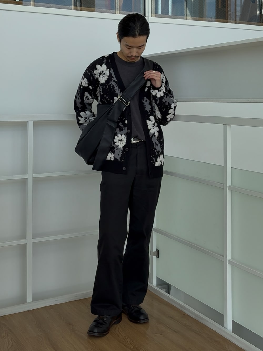 ブラック系のカーディガン/ボレロ、ブラック系のショルダーバッグを着用したメンズの春コーディネートの2枚目の写真