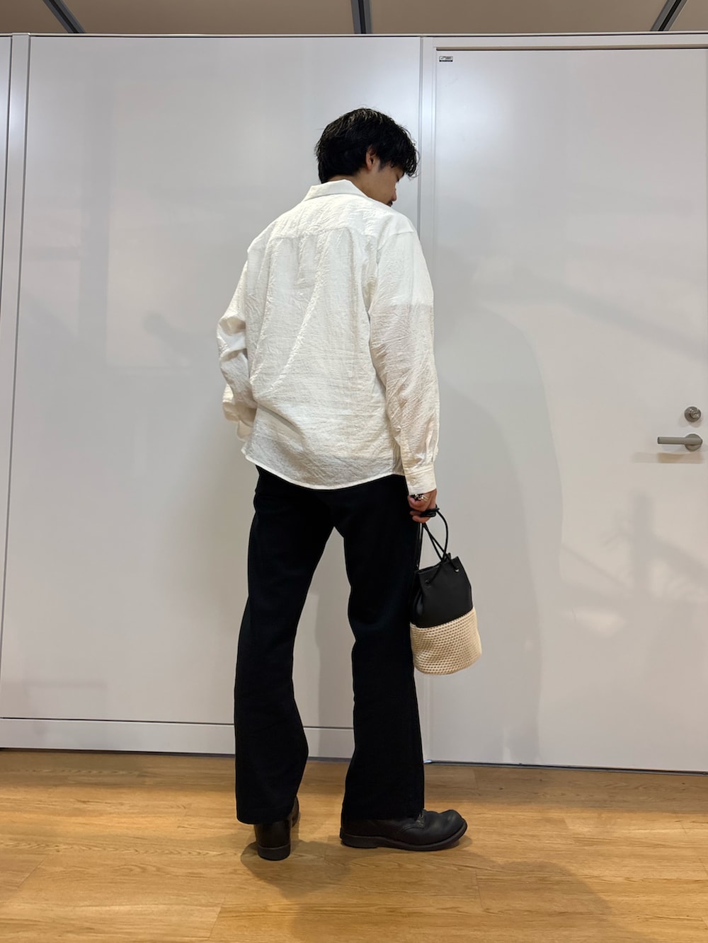 ホワイト系のシャツ/ブラウス、ホワイト系のショルダーバッグを着用したメンズの春コーディネートの2枚目の写真